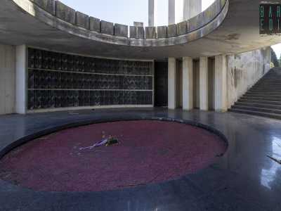 ...sul cui pavimento si apre una vasca circolare in mosaico rosso (come il sangue versato in guerra)...